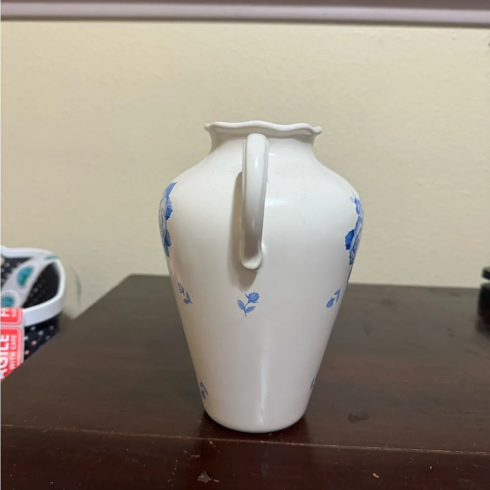 Crowning Touch Cream Color Two Handle Vase Somerset Garden Blue Flower Japan